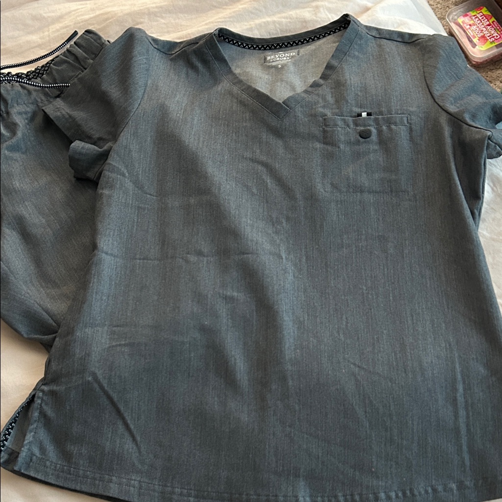 Beyond Scrub Set Size Small Brand New